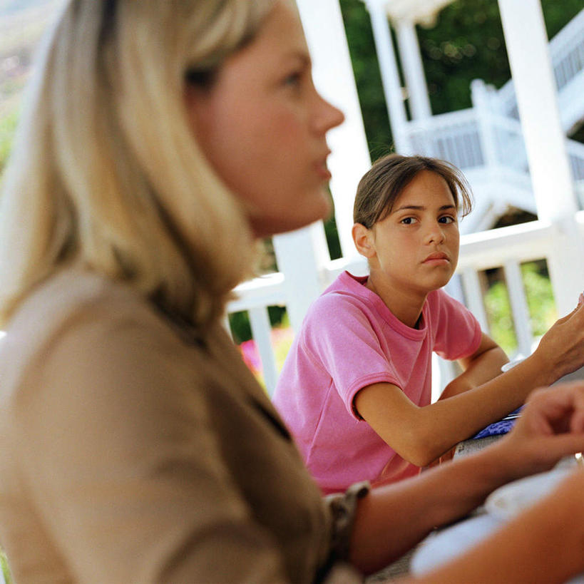 西方人,儿童,两个人,家庭,母亲,女儿,栏杆,坐,笑,微笑,方图,室外,白天,侧面,纯洁,植物,欧洲,欧洲人,朦胧,模糊,围栏,护栏,树,树木,小孩,绿色,自然,温暖,温馨,母女,一家人,可爱,母爱,童年,童趣,生长,成长,和睦,童真,烂漫,无邪,天真,年轻女性,女孩,女人,女性,白种人,孩子,年轻人,坐着,半身,彩图,融洽,女生