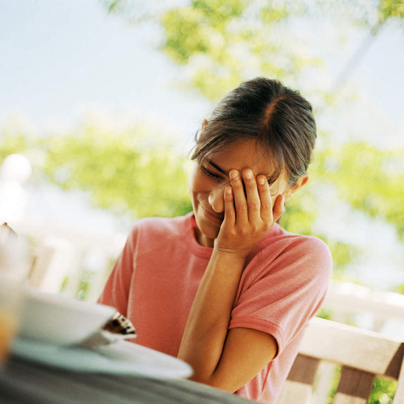 西方人,儿童,脸,头,脸颊,一个人,站,方图,室内,白天,正面,纯洁,植物,餐桌,桌子,餐具,欧洲,欧洲人,仅一个女性,仅一个人,阴影,服装,朦胧,模糊,光线,碟子,盘,影子,休闲装,树,树木,小孩,衣服,红色,绿色,阳光,自然,盘子,碟,站着,仅一个小孩,休闲,休闲服,可爱,童年,童趣,遮,遮掩,服饰,生长,成长,餐台,掩盖,遮挡,童真,烂漫,无邪,遮盖,掩饰,天真,女孩,女人,女性,白种人,孩子,头部,脸部,脸蛋,面部,站立,半身,彩图,女生