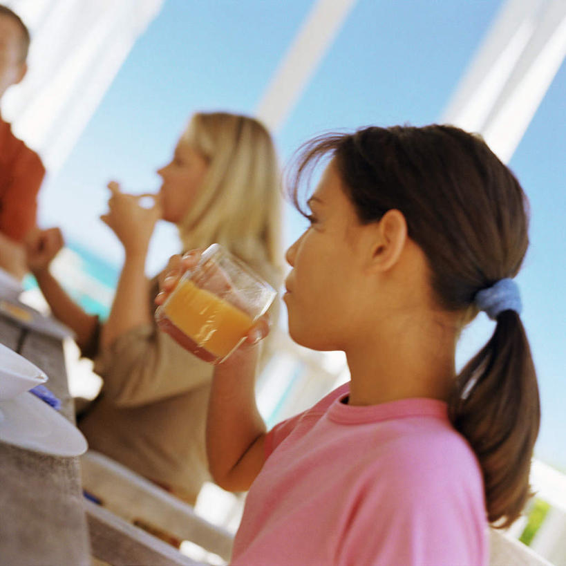 西方人,儿童,三个人,家庭,母亲,父亲,女儿,坐,方图,室外,白天,侧面,纯洁,餐桌,桌子,杯子,餐具,欧洲,欧洲人,碟子,盘,拿,拿着,玻璃制品,小孩,蓝色,蓝天,天空,盘子,水杯,碟,天,温暖,温馨,父女,母女,三口之家,一家人,父爱,可爱,母爱,童年,童趣,餐台,和睦,童真,烂漫,无邪,天真,男人,男性,年轻男性,年轻女性,女孩,女人,女性,白种人,孩子,年轻人,玻璃杯,坐着,半身,彩图,融洽,女生