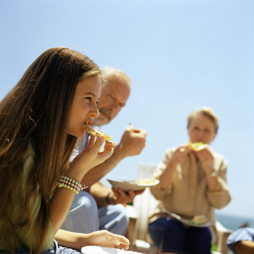 西方人,儿童,老年人,三个人,家庭,祖母,祖父,坐,方图,室外,白天,侧面,烹饪,西餐,纯洁,餐具,欧洲,欧洲人,朦胧,模糊,碟子,盘,料理,食品,披萨,拿,拿着,菜肴,美食,食物,小孩,蓝色,蓝天,天空,盘子,碟,快餐,天,温暖,温馨,一家人,可爱,童年,童趣,西式,佳肴,奶奶,爷爷,祖孙,和睦,比萨,童真,西式快餐,垃圾食品,烂漫,无邪,意大利薄饼,外婆,外孙女,外祖母,外公,外祖父,天真,老年男性,老年女性,男人,男性,女孩,女人,女性,白种人,孩子,孙女,坐着,半身,彩图,融洽,女生