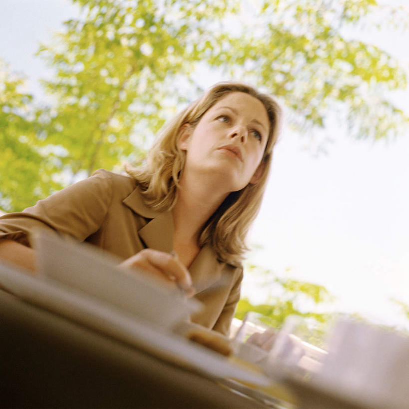 西方人,一个人,坐,方图,室外,白天,仰视,植物,餐桌,桌子,杯子,欧洲,欧洲人,仅一个年轻女性,仅一个女性,仅一个人,阴影,服装,光线,瓷器,影子,褐色,咖啡杯,陶瓷制品,休闲装,树,树木,衣服,绿色,阳光,自然,休闲,休闲服,服饰,生长,成长,餐台,瓷杯,年轻女性,女人,女性,白种人,坐着,半身,彩图,低角度拍摄