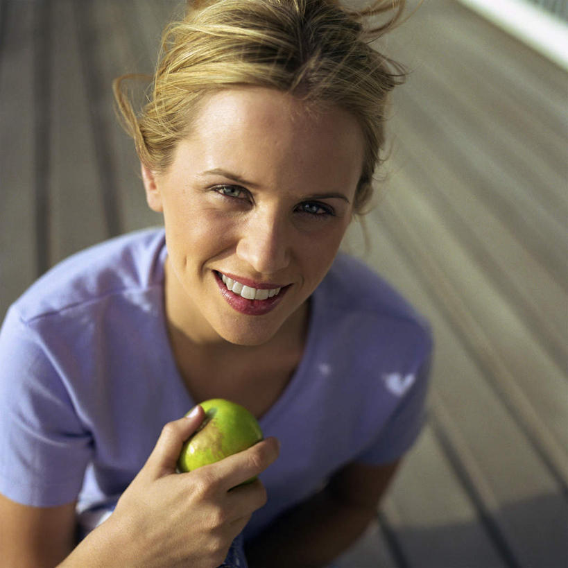 西方人,一个人,站,方图,俯视,室内,白天,苹果,水果,欧洲,欧洲人,仅一个年轻女性,仅一个女性,仅一个人,服装,新鲜,生食,食品,果实,拿,拿着,休闲装,食物,一个,衣服,绿色,紫色,站着,休闲,休闲服,服饰,有机食品,绿色食品,单个,年轻女性,女人,女性,白种人,站立,半身,彩图,高角度拍摄