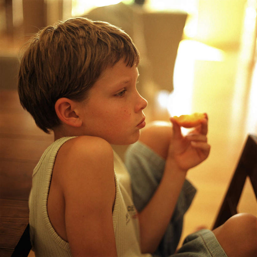 点心,西方人,儿童,一个人,坐,方图,室内,白天,侧面,下午茶,纯洁,欧洲,欧洲人,仅一个男性,仅一个人,服装,食品,拿,拿着,休闲装,食物,糕点,小孩,衣服,仅一个小孩,休闲,休闲服,可爱,童年,童趣,服饰,童真,烂漫,无邪,天真,男孩,男人,男性,白种人,孩子,坐着,半身,彩图,蛋糕,男生