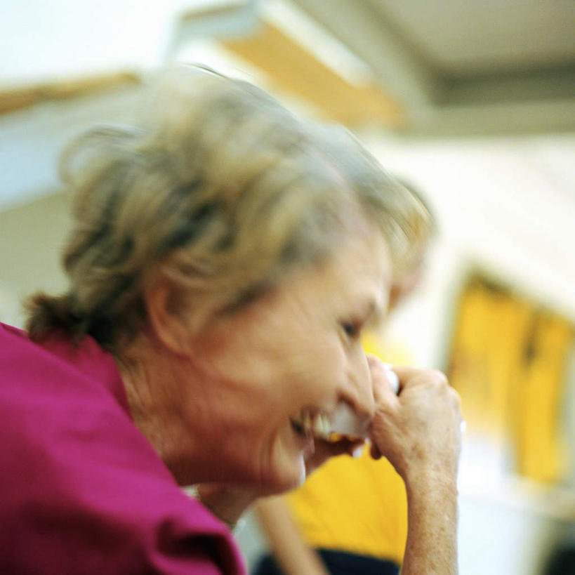 西方人,一个人,站,笑,微笑,露齿笑,方图,室内,白天,侧面,欧洲,欧洲人,仅一个女性,仅一个人,服装,拿,拿着,休闲装,衣服,红色,纸巾,站着,休闲,休闲服,服饰,仅一个老年女性,老年女性,女人,女性,白种人,站立,半身,彩图