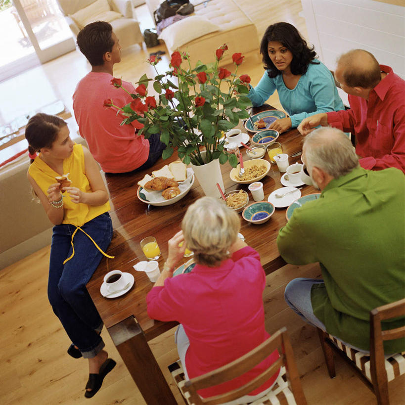 点心,面包,面食,面条,意大利面,西方人,儿童,老年人,家庭,祖母,祖父,坐,方图,俯视,室内,白天,西餐,纯洁,餐桌,窗户,地板,卧室,桌子,杯子,餐具,花瓶,欧洲,欧洲人,瓷器,碟子,盘,面,料理,食品,面点,咖啡杯,陶瓷制品,地面,许多人,拿,拿着,木地板,玻璃窗,玻璃制品,食物,糕点,小孩,盘子,玻璃瓶,瓶子,碟,一群人,温暖,温馨,一家人,可爱,童年,童趣,西式,奶奶,爷爷,餐台,祖孙,和睦,瓷杯,童真,烂漫,无邪,外婆,外孙女,外祖母,外公,外祖父,外孙,外孙子,天真,老年男性,老年女性,男孩,男人,男性,女孩,女人,女性,白种人,孩子,孙女,孙子,坐着,半身,彩图,高角度拍摄,睡房,卧房,融洽,男生,女生