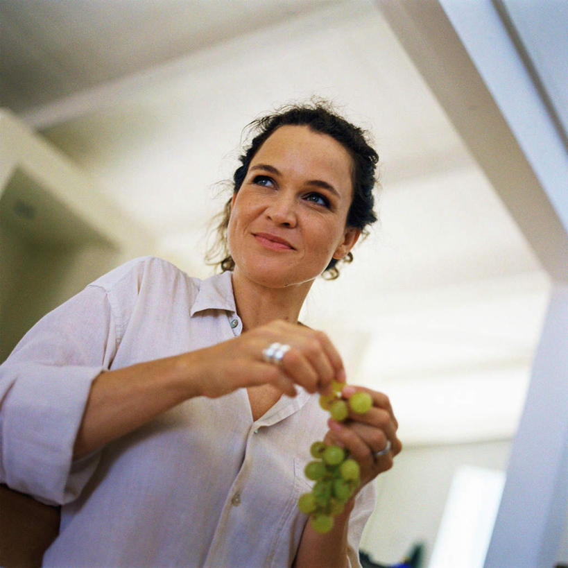 西方人,一个人,站,方图,室内,白天,仰视,葡萄,水果,欧洲,欧洲人,仅一个年轻女性,仅一个女性,仅一个人,服装,新鲜,生食,食品,果实,拿,拿着,休闲装,食物,衣服,站着,休闲,休闲服,服饰,有机食品,绿色食品,年轻女性,女人,女性,白种人,山葫芦,蒲桃,草龙珠,站立,半身,彩图,低角度拍摄