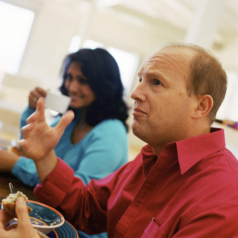 西方人,两个人,夫妻,坐,方图,室内,白天,侧面,衬衫,爱情,杯子,欧洲,欧洲人,服装,瓷器,咖啡杯,陶瓷制品,浪漫,拿,拿着,休闲装,衣服,红色,蓝色,休闲,休闲服,恩爱,恋人,服饰,瓷杯,男人,男性,女人,女性,中年男性,中年女性,白种人,情侣,坐着,半身,彩图,衬衣,伴侣