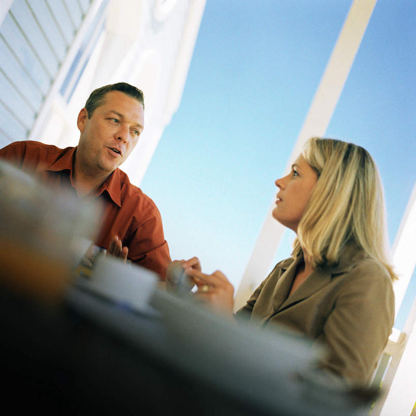 西方人,两个人,夫妻,坐,说,方图,室外,白天,仰视,爱情,讨论,餐桌,桌子,杯子,欧洲,欧洲人,朦胧,模糊,瓷器,咖啡杯,陶瓷制品,浪漫,蓝色,蓝天,天空,天,恩爱,恋人,餐台,瓷杯,交流,男人,男性,年轻男性,年轻女性,女人,女性,白种人,情侣,沟通,讲话,交谈,商讨,说话,谈话,坐着,半身,彩图,低角度拍摄,伴侣