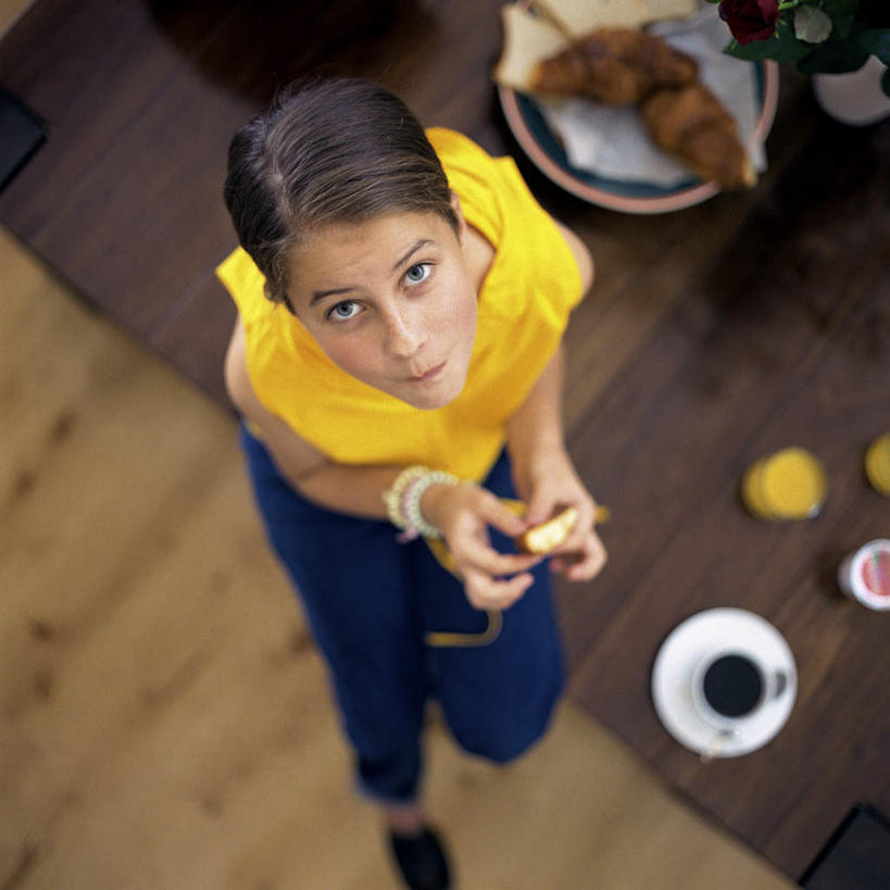 点心,面包,西方人,儿童,一个人,站,方图,俯视,室内,白天,纯洁,餐桌,桌子,杯子,餐具,欧洲,欧洲人,仅一个女性,仅一个人,服装,瓷器,碟子,盘,食品,面点,咖啡杯,陶瓷制品,拿,拿着,休闲装,食物,糕点,小孩,衣服,黄色,盘子,碟,站着,仅一个小孩,休闲,休闲服,可爱,童年,童趣,服饰,餐台,瓷杯,童真,烂漫,无邪,天真,女孩,女人,女性,白种人,孩子,站立,半身,彩图,高角度拍摄,女生