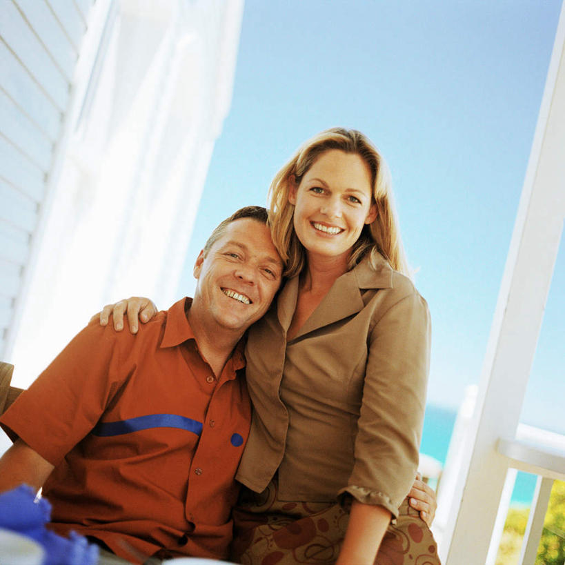 西方人,两个人,夫妻,站,笑,微笑,露齿笑,方图,室外,白天,正面,爱情,植物,欧洲,欧洲人,服装,浪漫,休闲装,树,树木,衣服,蓝色,绿色,蓝天,天空,自然,天,站着,休闲,休闲服,橙色,恩爱,恋人,服饰,生长,成长,男人,男性,女人,女性,中年男性,中年女性,白种人,情侣,站立,半身,彩图,伴侣