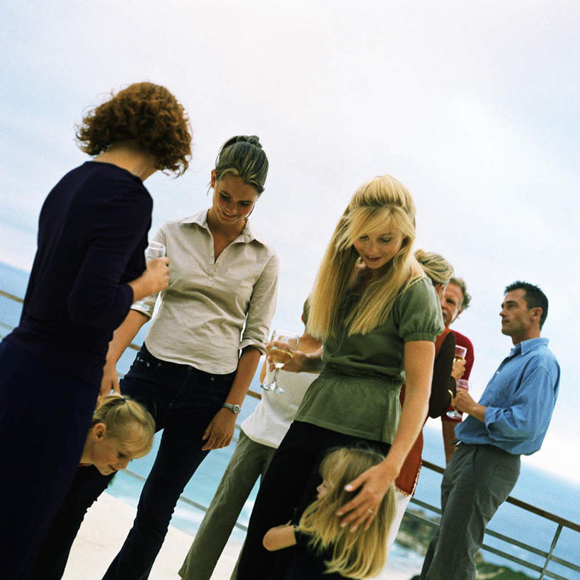 西方人,儿童,家庭,母亲,父亲,女儿,伙伴,朋友,栏杆,站,方图,室外,白天,正面,友谊,纯洁,海浪,海洋,杯子,欧洲,欧洲人,浪花,云,云朵,围栏,许多人,拿,云彩,拿着,护栏,玻璃制品,小孩,蓝色,白云,蓝天,天空,海水,水杯,天,站着,一群人,温暖,温馨,父女,母女,三口之家,一家人,父爱,可爱,母爱,童年,童趣,和睦,海景,童真,烂漫,无邪,天真,友情,男人,男性,年轻男性,年轻女性,女孩,女人,女性,白种人,孩子,年轻人,玻璃杯,大海,风浪,海,海水的波动,近岸浪,涌浪,站立,半身,彩图,融洽,女生