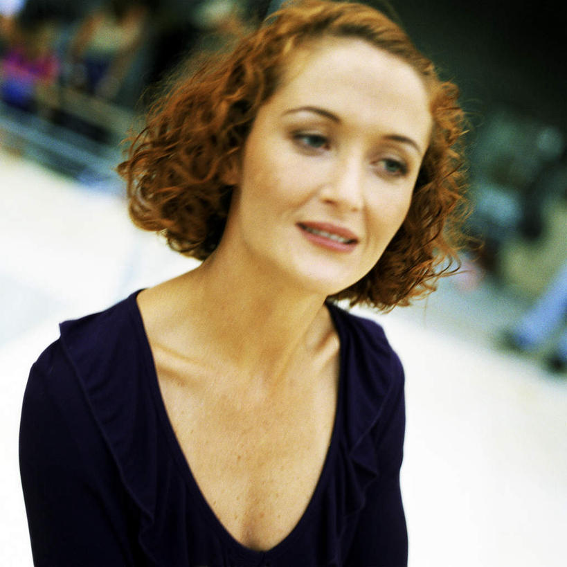 西方人,一个人,站,笑,微笑,方图,室外,白天,正面,欧洲,欧洲人,仅一个年轻女性,仅一个女性,仅一个人,服装,朦胧,模糊,休闲装,衣服,黑色,站着,休闲,休闲服,服饰,年轻女性,女人,女性,白种人,站立,半身,彩图