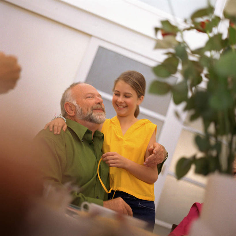 西方人,儿童,老年人,胡须,两个人,家庭,祖父,坐,抱,笑,微笑,露齿笑,方图,室内,白天,正面,纯洁,植物,欧洲,欧洲人,盆栽,盆景,小孩,绿色,自然,温暖,温馨,一家人,可爱,童年,童趣,生长,爷爷,成长,抱着,祖孙,和睦,搂着,童真,烂漫,无邪,外孙女,外公,外祖父,天真,老年男性,男人,男性,女孩,白种人,孩子,胡子,络腮胡,孙女,搂,搂抱,坐着,半身,彩图,融洽,女生