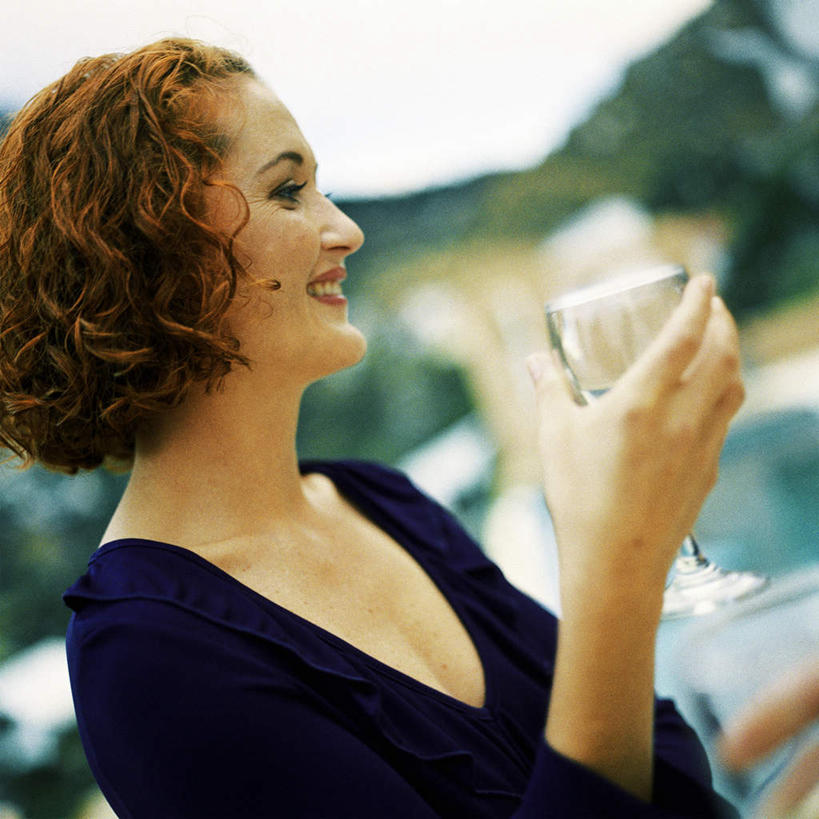 西方人,一个人,站,笑,微笑,露齿笑,方图,室外,白天,正面,杯子,欧洲,欧洲人,仅一个年轻女性,仅一个女性,仅一个人,服装,朦胧,模糊,拿,拿着,休闲装,玻璃制品,衣服,黑色,水杯,站着,休闲,休闲服,服饰,年轻女性,女人,女性,白种人,玻璃杯,站立,半身,彩图