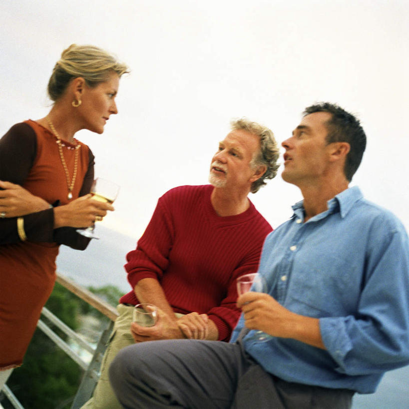 西方人,三个人,伙伴,朋友,站,方图,室外,白天,正面,衬衫,友谊,杯子,欧洲,欧洲人,服装,高脚杯,云,云朵,红酒杯,拿,云彩,拿着,休闲装,玻璃制品,衣服,蓝色,白云,蓝天,天空,酒杯,天,站着,休闲,休闲服,服饰,友情,男人,男性,女人,女性,中年男性,中年女性,白种人,玻璃杯,站立,半身,彩图,衬衣