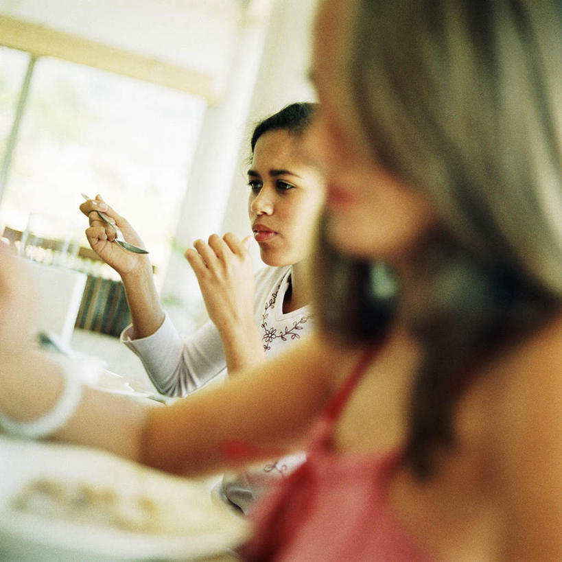 西方人,两个人,伙伴,朋友,坐,吃,方图,室内,白天,侧面,友谊,窗户,欧洲,欧洲人,握,服装,朦胧,模糊,笔,办公用品,圆珠笔,拿,拿着,休闲装,玻璃窗,文具,衣服,学习用品,休闲,休闲服,握着,服饰,文具用品,友情,年轻女性,女人,女性,白种人,嚼,食,坐着,半身,彩图