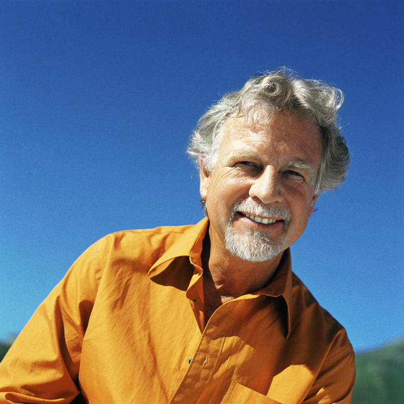 西方人,胡须,一个人,站,笑,微笑,露齿笑,方图,室外,白天,仰视,欧洲,欧洲人,仅一个男性,仅一个人,阴影,服装,光线,影子,休闲装,衣服,蓝色,蓝天,天空,阳光,天,站着,仅一个老年男性,休闲,休闲服,橙色,服饰,老年男性,男人,男性,白种人,胡子,络腮胡,站立,半身,彩图,低角度拍摄