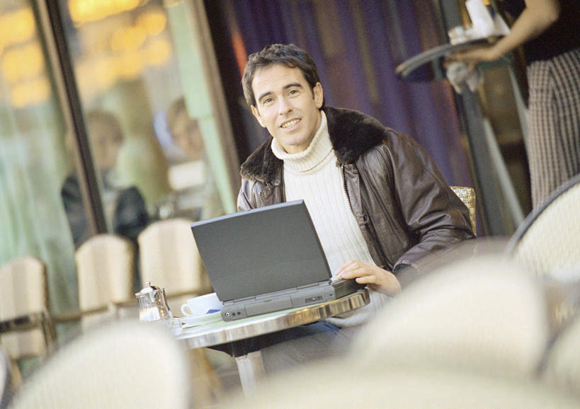 西方人,一个人,商务人士,商务男性,坐,笑,微笑,横图,室外,白天,正面,衬衫,电脑,笔记本电脑,餐桌,桌子,欧洲,欧洲人,仅一个男性,仅一个人,套装,网络,通讯设备,仅一个年轻男性,餐台,无线,通信设备,商务装,无线网络,无线上网,便携式电脑,工薪阶层,手提电脑,男人,男性,年轻男性,白种人,白领,上班族,坐着,半身,彩图,衬衣