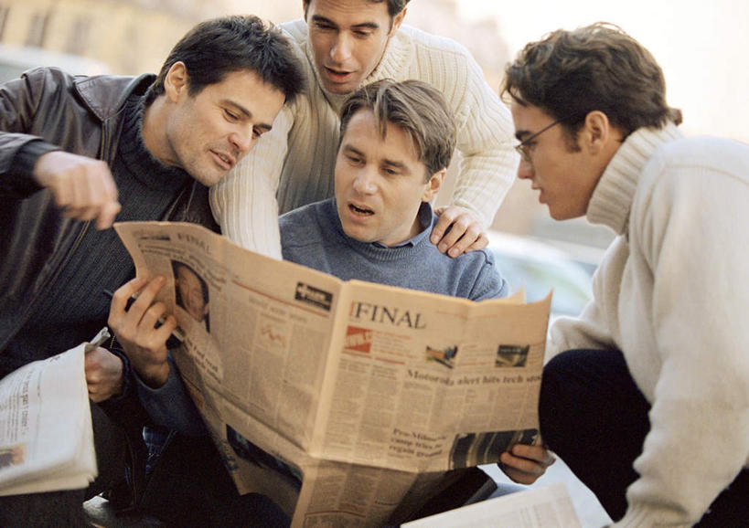 西方人,四个人,同事,商务人士,商务男性,坐,横图,室外,白天,正面,衬衫,阅读,成功,合作,团队,集体,信心,报纸,欧洲,欧洲人,学习,套装,朦胧,模糊,眼镜,拿,拿着,队伍,看,浏览,领导,成就,商务装,合伙,领袖,近视眼镜,工薪阶层,男人,男性,年轻男性,白种人,白领,上班族,坐着,半身,彩图,衬衣