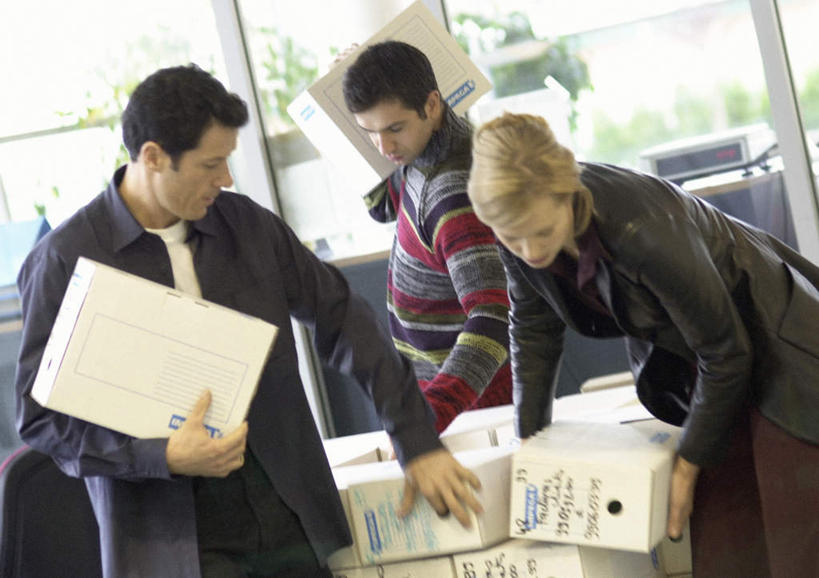 西方人,三个人,同事,商务人士,商务男性,商务女性,办公室,站,横图,室内,白天,正面,衬衫,成功,合作,团队,集体,信心,植物,窗户,欧洲,欧洲人,套装,朦胧,模糊,纸盒,领带,拿,拿着,队伍,玻璃窗,盒子,树,树木,绿色,自然,包装盒,站着,生长,成长,领导,成就,商务装,合伙,领袖,工薪阶层,男人,男性,年轻男性,年轻女性,女人,女性,白种人,年轻人,白领,上班族,站立,半身,彩图,衬衣