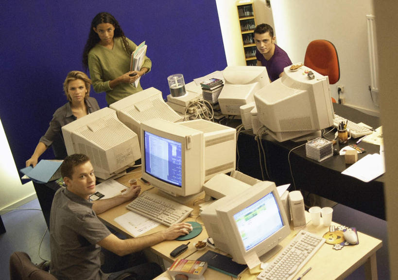 西方人,三个人,同事,商务人士,商务男性,商务女性,办公室,站,坐,横图,俯视,室内,白天,衬衫,成功,合作,团队,集体,信心,电脑,显示器,鼠标,键盘,桌子,欧洲,欧洲人,套装,网络,材料,档案,文件,办公桌,领带,输入设备,通讯设备,队伍,资料,站着,台式电脑,领导,成就,文档,通信设备,商务装,合伙,领袖,工薪阶层,输出设备,男人,男性,年轻男性,年轻女性,女人,女性,白种人,年轻人,白领,上班族,抬头,仰头,站立,坐着,半身,彩图,高角度拍摄,衬衣