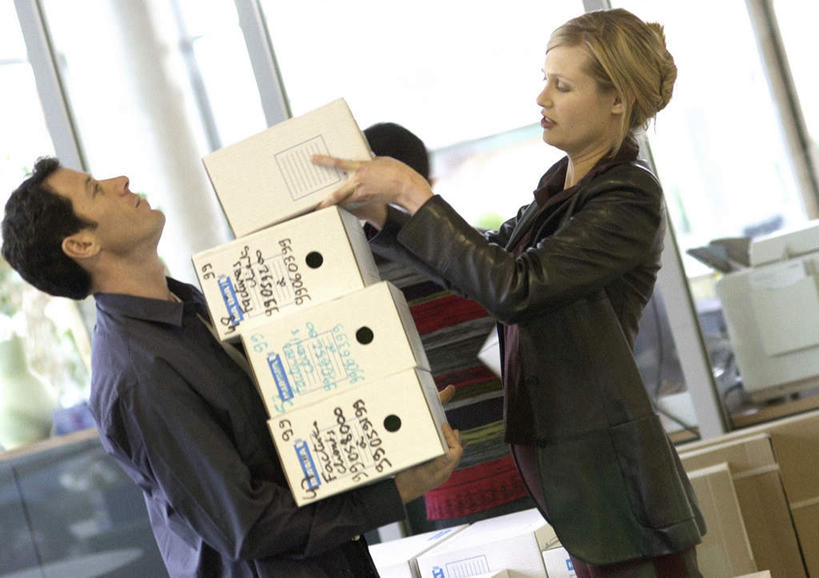 西方人,两个人,同事,商务人士,商务男性,商务女性,办公室,站,横图,室内,白天,侧面,衬衫,成功,合作,团队,集体,信心,植物,欧洲,欧洲人,一堆,堆叠,堆积,套装,朦胧,模糊,纸盒,领带,拿,拿着,队伍,盒子,树,树木,绿色,自然,包装盒,站着,生长,成长,堆,领导,成就,商务装,合伙,领袖,工薪阶层,男人,男性,年轻男性,年轻女性,女人,女性,白种人,年轻人,白领,上班族,站立,半身,彩图,衬衣