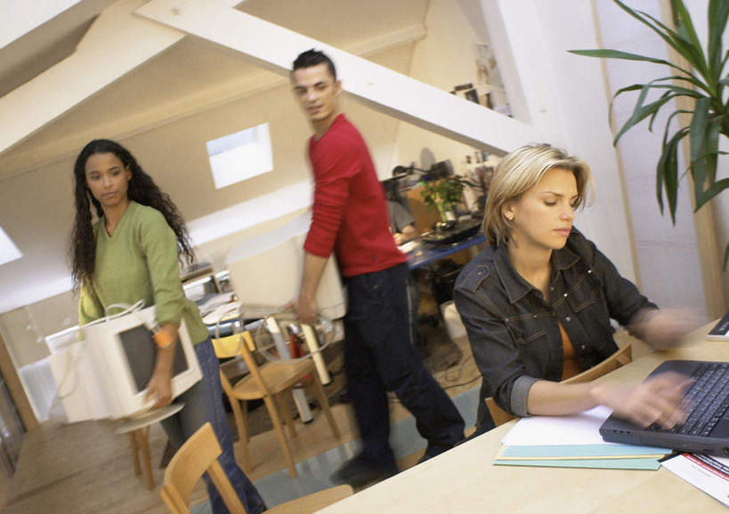 西方人,三个人,同事,商务人士,商务男性,商务女性,办公室,站,坐,捧,搬运,横图,室内,白天,正面,衬衫,成功,合作,团队,集体,信心,电脑,笔记本电脑,显示器,桌子,欧洲,欧洲人,套装,网络,办公桌,领带,通讯设备,队伍,站着,台式电脑,无线,领导,成就,通信设备,商务装,无线网络,合伙,领袖,无线上网,便携式电脑,工薪阶层,手提电脑,男人,男性,年轻男性,年轻女性,女人,女性,白种人,年轻人,白领,上班族,搬,端,端着,捧着,手捧,站立,坐着,半身,彩图,衬衣