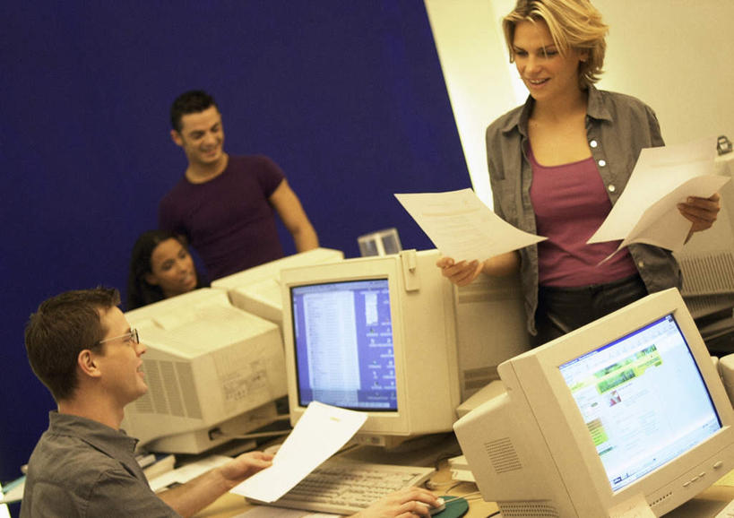 西方人,四个人,同事,商务人士,商务男性,商务女性,办公室,站,坐,横图,室内,白天,正面,衬衫,成功,合作,团队,集体,信心,电脑,笔记本电脑,欧洲,欧洲人,套装,网络,材料,档案,文件,眼镜,墙,领带,拿,拿着,通讯设备,队伍,墙壁,墙面,资料,站着,无线,领导,成就,文档,通信设备,商务装,无线网络,合伙,领袖,近视眼镜,无线上网,便携式电脑,工薪阶层,手提电脑,男人,男性,年轻男性,年轻女性,女人,女性,白种人,年轻人,白领,上班族,站立,坐着,半身,彩图,衬衣