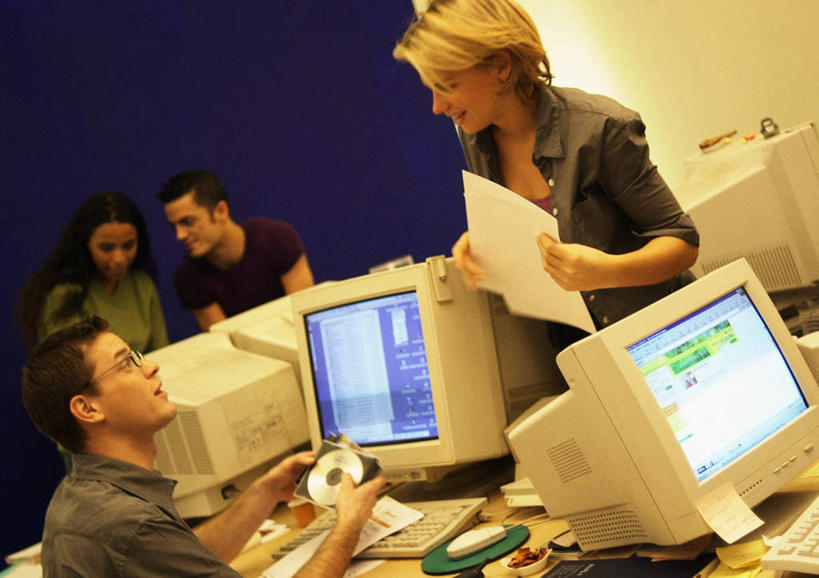 西方人,四个人,同事,商务人士,商务男性,商务女性,办公室,站,坐,横图,室内,白天,正面,衬衫,成功,合作,团队,集体,信心,电脑,笔记本电脑,欧洲,欧洲人,套装,网络,材料,档案,文件,眼镜,墙,领带,拿,拿着,通讯设备,队伍,墙壁,墙面,资料,站着,无线,领导,成就,文档,通信设备,商务装,无线网络,合伙,领袖,近视眼镜,无线上网,便携式电脑,工薪阶层,手提电脑,男人,男性,年轻男性,年轻女性,女人,女性,白种人,年轻人,白领,上班族,站立,坐着,半身,彩图,衬衣