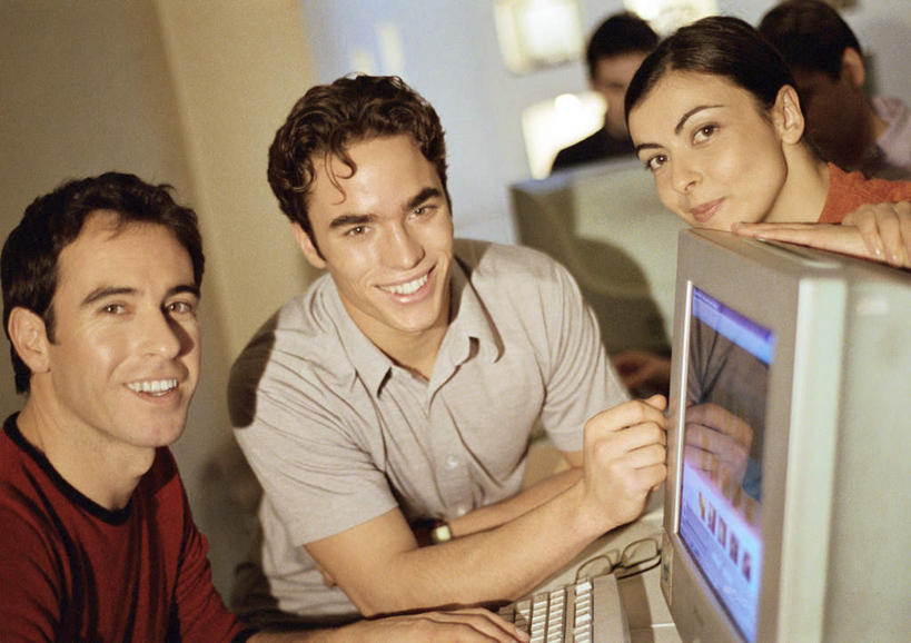 西方人,三个人,同事,商务人士,商务男性,商务女性,办公室,站,笑,微笑,露齿笑,横图,室内,白天,正面,衬衫,成功,合作,团队,集体,信心,电脑,显示器,鼠标,键盘,欧洲,欧洲人,套装,网络,领带,输入设备,通讯设备,队伍,站着,台式电脑,领导,成就,通信设备,商务装,合伙,领袖,工薪阶层,输出设备,男人,男性,年轻男性,年轻女性,女人,女性,白种人,年轻人,白领,上班族,站立,半身,彩图,衬衣