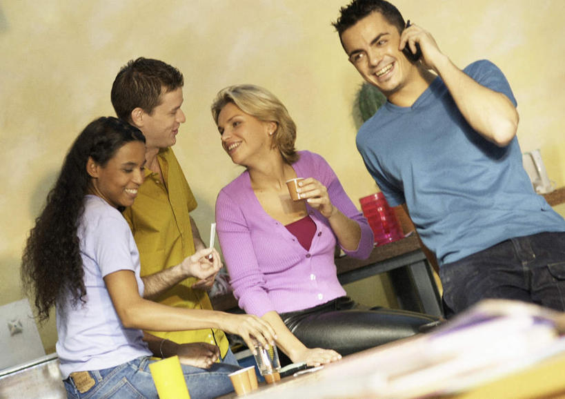 西方人,四个人,同事,商务人士,商务男性,商务女性,办公室,站,打电话,横图,室内,白天,正面,衬衫,成功,合作,团队,集体,信心,桌子,电话,手机,欧洲,欧洲人,套装,办公桌,墙,领带,拿,拿着,通讯设备,队伍,墙壁,墙面,站着,领导,成就,商务装,合伙,领袖,工薪阶层,交流,男人,男性,年轻男性,年轻女性,女人,女性,白种人,年轻人,白领,上班族,沟通,通话,站立,半身,彩图,衬衣