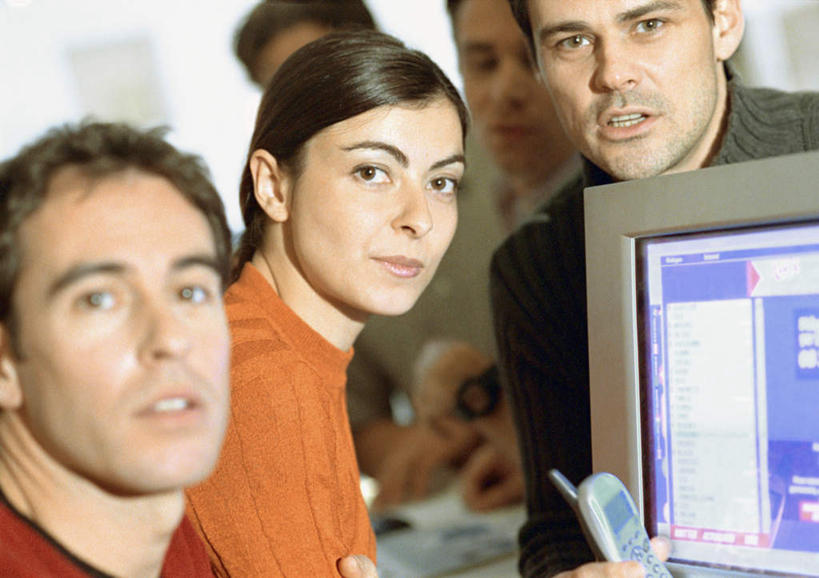 西方人,三个人,同事,商务人士,商务男性,商务女性,办公室,站,笑,微笑,横图,室内,白天,侧面,衬衫,成功,合作,团队,集体,信心,电脑,显示器,鼠标,键盘,欧洲,欧洲人,套装,朦胧,模糊,网络,领带,输入设备,通讯设备,队伍,站着,台式电脑,领导,成就,通信设备,商务装,合伙,领袖,工薪阶层,输出设备,男人,男性,年轻男性,年轻女性,女人,女性,白种人,年轻人,白领,上班族,站立,半身,彩图,衬衣