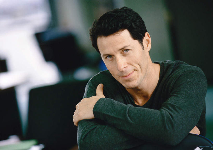 西方人,中年人,一个人,商务人士,商务男性,办公室,坐,双手交叉,横图,室内,白天,正面,衬衫,欧洲,欧洲人,仅一个男性,仅一个人,仅一个中年男性,套装,朦胧,模糊,领带,双手抱胸,商务装,工薪阶层,中年男性,白种人,白领,上班族,坐着,半身,彩图,衬衣