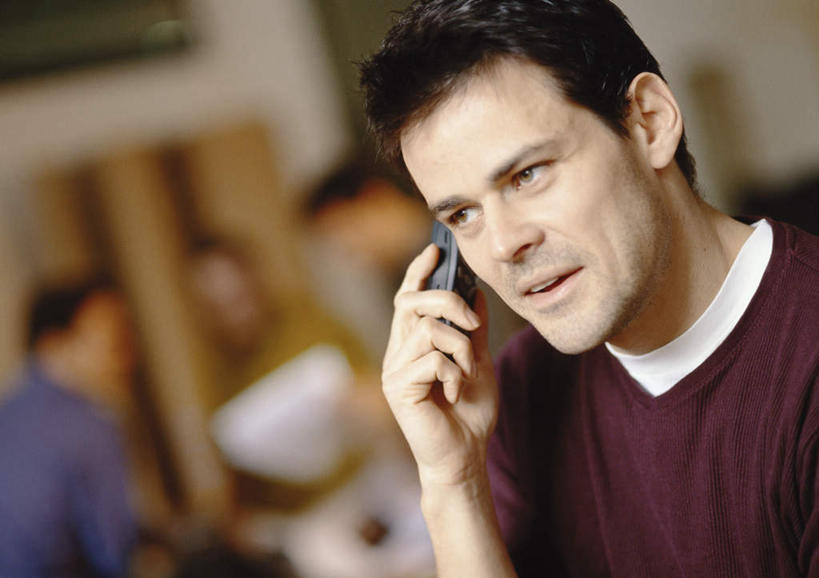 西方人,一个人,商务人士,商务男性,站,打电话,横图,室内,特写,白天,侧面,衬衫,电话,手机,欧洲,欧洲人,仅一个男性,仅一个人,套装,朦胧,模糊,拿,拿着,通讯设备,仅一个年轻男性,站着,商务装,工薪阶层,交流,男人,男性,年轻男性,白种人,白领,上班族,沟通,通话,站立,半身,彩图,衬衣