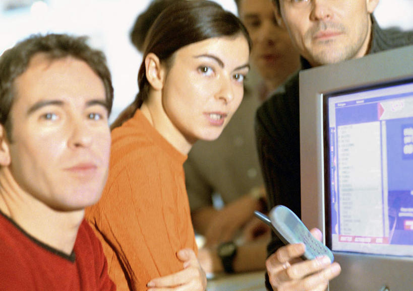 西方人,三个人,同事,商务人士,商务男性,商务女性,办公室,站,笑,打电话,微笑,横图,室内,白天,侧面,衬衫,成功,合作,团队,集体,信心,电脑,显示器,鼠标,键盘,电话,手机,欧洲,欧洲人,套装,网络,领带,拿,拿着,输入设备,通讯设备,队伍,站着,台式电脑,领导,成就,通信设备,商务装,合伙,领袖,工薪阶层,输出设备,交流,男人,男性,年轻男性,年轻女性,女人,女性,白种人,年轻人,白领,上班族,沟通,通话,站立,半身,彩图,衬衣