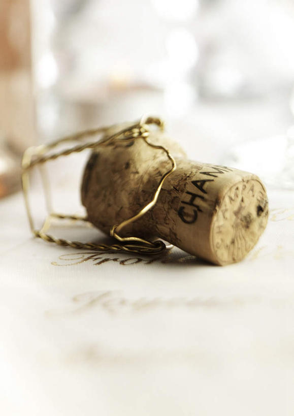 无人,竖图,俯视,室内,特写,白天,桌面,杯子,阴影,朦胧,模糊,光线,影子,玻璃制品,一个,黄色,阳光,水杯,瓶盖,单个,玻璃杯,彩图,高角度拍摄