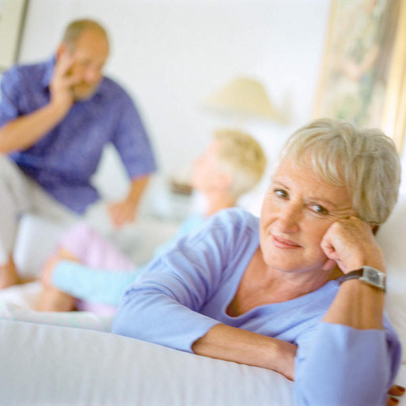 西方人,三个人,夫妻,伙伴,朋友,客厅,笑,说,微笑,方图,室内,白天,正面,爱情,讨论,友谊,沙发,欧洲,欧洲人,撑,朦胧,模糊,浪漫,托腮,注视,相视,观察,看,托,面对面,恩爱,恋人,观看,对视,察看,起居室,关注,托下巴,相对,布艺沙发,相看,交流,友情,老年男性,老年女性,男人,男性,女人,女性,白种人,情侣,沟通,讲话,交谈,商讨,说话,谈话,半身,彩图,伴侣