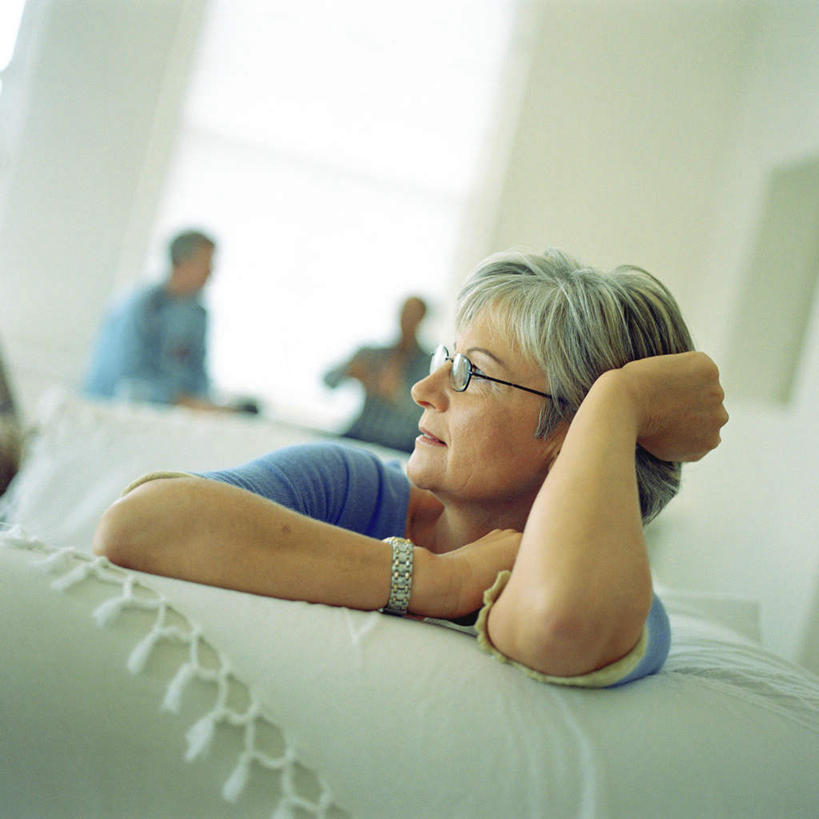 西方人,三个人,夫妻,伙伴,朋友,客厅,坐,说,方图,室内,白天,正面,爱情,讨论,友谊,沙发,欧洲,欧洲人,撑,朦胧,模糊,眼镜,浪漫,托腮,趴着,托,恩爱,恋人,起居室,撑着,托下巴,近视眼镜,布艺沙发,交流,友情,老年男性,老年女性,男人,男性,女人,女性,白种人,情侣,沟通,讲话,交谈,趴,商讨,说话,谈话,坐着,半身,彩图,伴侣