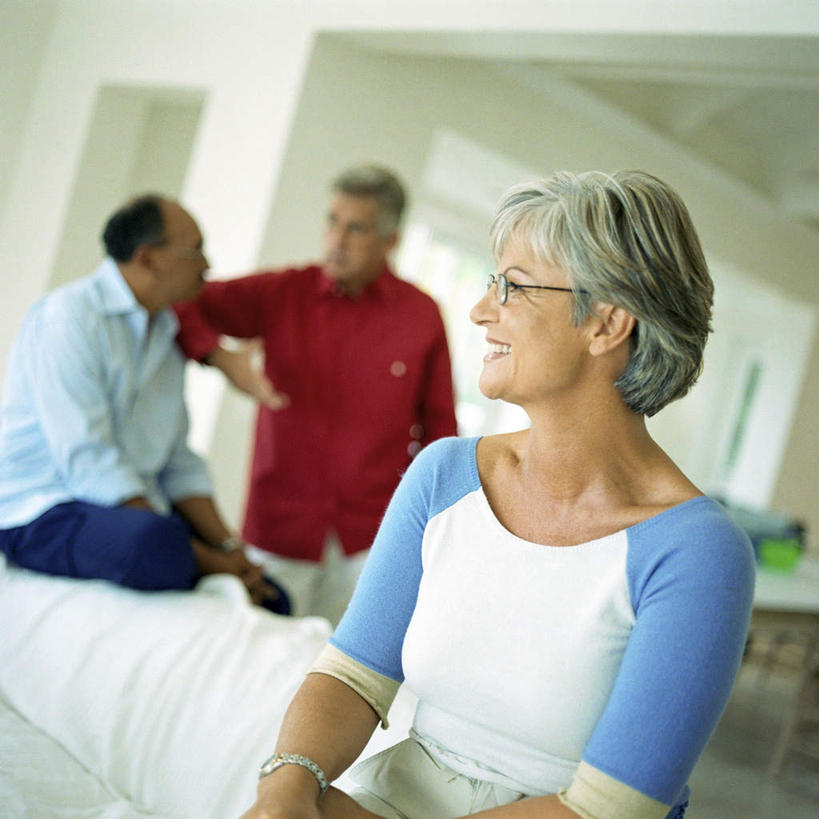 西方人,三个人,夫妻,伙伴,朋友,客厅,说,方图,室内,白天,正面,爱情,讨论,友谊,沙发,欧洲,欧洲人,朦胧,模糊,眼镜,浪漫,相视,面对面,恩爱,恋人,对视,起居室,相对,近视眼镜,布艺沙发,相看,交流,友情,老年男性,老年女性,男人,男性,女人,女性,白种人,情侣,沟通,讲话,交谈,商讨,说话,谈话,半身,彩图,伴侣