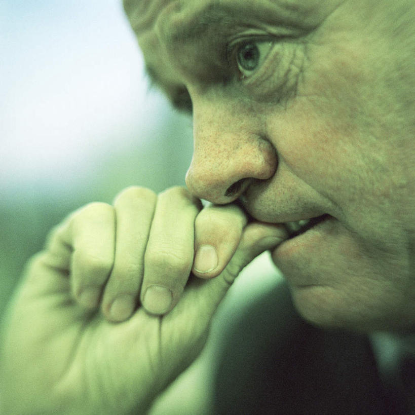 西方人,脸,头,脸颊,手,拇指,一个人,商务人士,商务男性,办公室,方图,室内,特写,白天,侧面,衬衫,欧洲,欧洲人,仅一个男性,仅一个人,咬,套装,朦胧,模糊,领带,仅一个年轻男性,思考,手部,手指,考虑,咬着,商务装,工薪阶层,思量,年轻男性,白种人,年轻人,头部,脸部,脸蛋,面部,白领,上班族,半身,彩图,衬衣