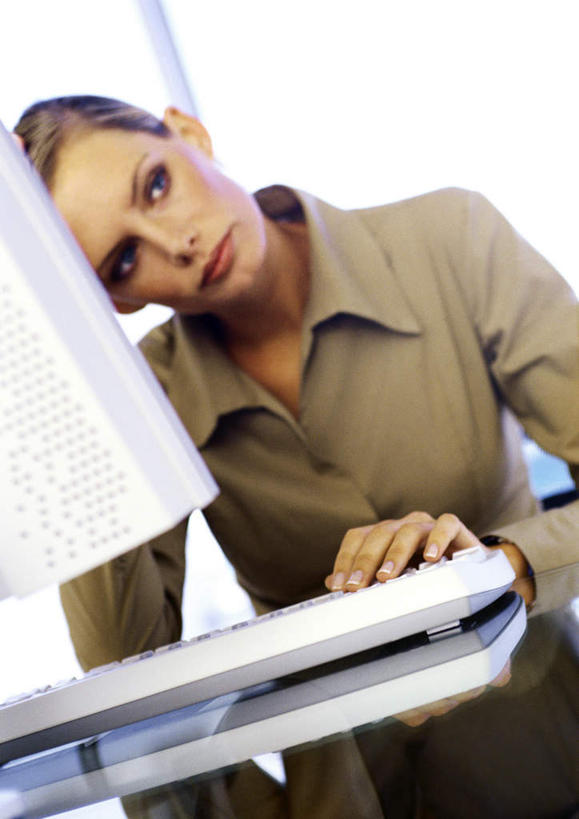 西方人,一个人,商务人士,商务女性,办公室,竖图,室内,白天,正面,电脑,显示器,鼠标,键盘,家具,桌子,欧洲,欧洲人,仅一个年轻女性,仅一个女性,仅一个人,敲打,套装,朦胧,模糊,网络,办公桌,注视,输入,输入设备,通讯设备,打字,观察,看,台式电脑,观看,点击,敲击,察看,关注,通信设备,商务装,工薪阶层,输出设备,办公家具,按键,年轻女性,女人,女性,白种人,白领,上班族,半身,彩图