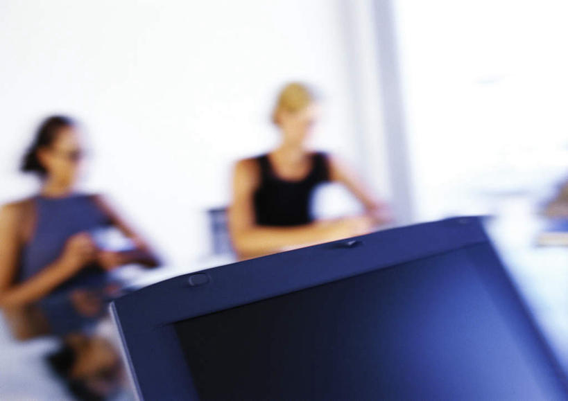 西方人,两个人,同事,商务人士,商务女性,办公室,坐,横图,室内,白天,正面,成功,合作,团队,集体,信心,电脑,笔记本电脑,家具,桌子,欧洲,欧洲人,套装,朦胧,模糊,网络,办公桌,通讯设备,队伍,无线,领导,成就,通信设备,商务装,无线网络,合伙,领袖,无线上网,便携式电脑,工薪阶层,办公家具,手提电脑,年轻女性,女人,女性,白种人,白领,上班族,坐着,半身,彩图