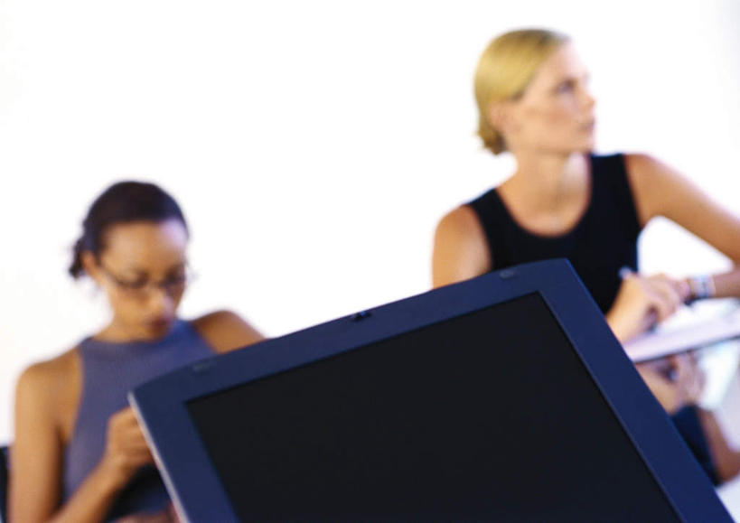 西方人,两个人,同事,商务人士,商务女性,办公室,坐,横图,室内,白天,正面,成功,合作,团队,集体,信心,电脑,笔记本电脑,家具,桌子,欧洲,非洲,黑人,欧洲人,套装,朦胧,模糊,网络,笔,材料,档案,文件,办公桌,办公用品,通讯设备,队伍,文具,学习用品,资料,文具用品,无线,领导,成就,文档,通信设备,商务装,无线网络,合伙,领袖,无线上网,便携式电脑,工薪阶层,办公家具,手提电脑,男人,男性,年轻男性,年轻女性,女人,女性,白种人,非洲人,白领,上班族,坐着,半身,彩图