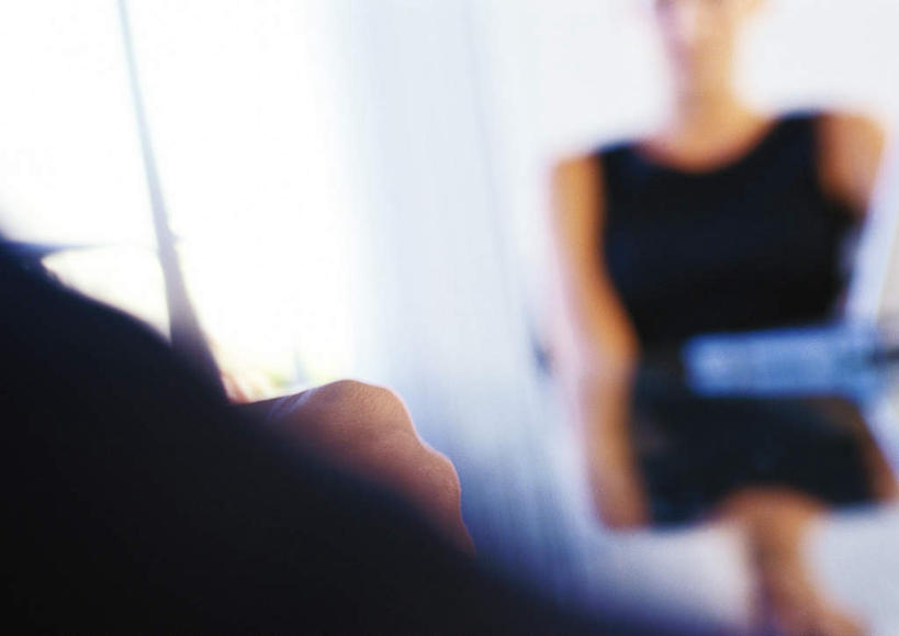 西方人,两个人,同事,商务人士,商务男性,商务女性,办公室,坐,横图,室内,白天,正面,衬衫,成功,合作,团队,集体,信心,电脑,笔记本电脑,家具,桌子,欧洲,欧洲人,套装,朦胧,模糊,网络,办公桌,通讯设备,队伍,相视,面对面,对视,无线,领导,成就,通信设备,相对,商务装,无线网络,合伙,领袖,无线上网,便携式电脑,工薪阶层,相看,办公家具,手提电脑,男人,男性,年轻男性,年轻女性,女人,女性,白种人,白领,上班族,坐着,半身,彩图,衬衣