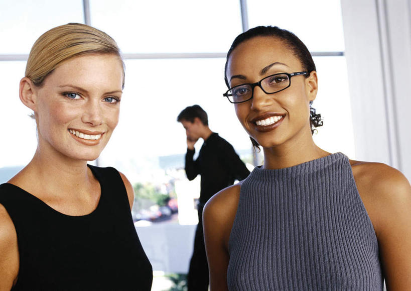 西方人,三个人,同事,商务人士,商务男性,商务女性,站,走,举,说,打电话,横图,室内,白天,正面,衬衫,讨论,成功,合作,团队,集体,信心,窗户,落地窗,电话,手机,欧洲,非洲,黑人,欧洲人,套装,通讯设备,队伍,玻璃窗,托,站着,领导,成就,商务装,合伙,领袖,工薪阶层,交流,男人,男性,年轻男性,年轻女性,女人,女性,白种人,非洲人,白领,上班族,步行,沟通,讲话,交谈,举起,举手,举着,散步,商讨,说话,谈话,通话,向上举,向上伸,向上托,站立,走路,半身,彩图,衬衣