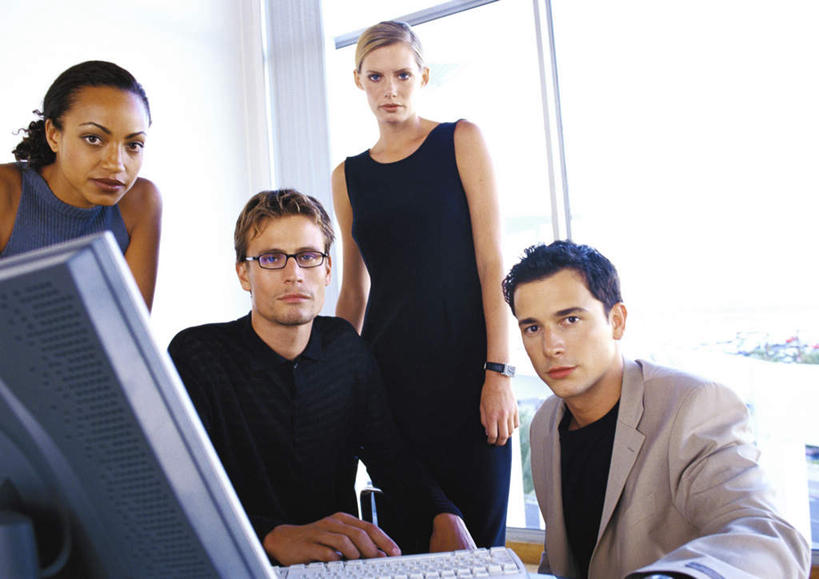 西方人,四个人,同事,商务人士,商务男性,商务女性,坐,横图,室内,白天,正面,衬衫,成功,合作,团队,集体,信心,电脑,显示器,鼠标,键盘,窗户,欧洲,非洲,黑人,欧洲人,套装,朦胧,模糊,网络,眼镜,注视,输入设备,通讯设备,队伍,玻璃窗,观察,看,台式电脑,观看,察看,领导,成就,关注,通信设备,商务装,合伙,领袖,近视眼镜,工薪阶层,输出设备,男人,男性,年轻男性,年轻女性,女人,女性,白种人,非洲人,白领,上班族,坐着,半身,彩图,衬衣