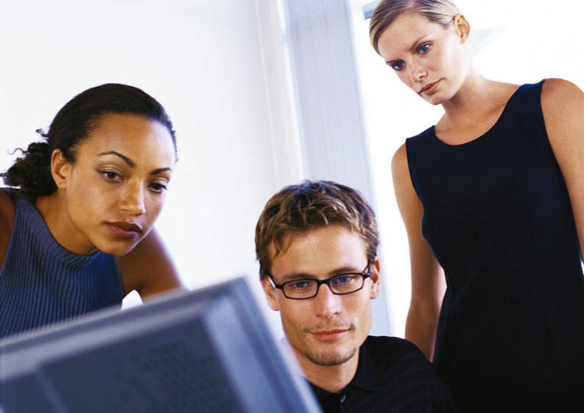 西方人,三个人,同事,商务人士,商务男性,商务女性,站,坐,横图,室内,白天,正面,衬衫,成功,合作,团队,集体,信心,电脑,显示器,鼠标,键盘,窗户,落地窗,欧洲,非洲,黑人,欧洲人,敲打,套装,朦胧,模糊,网络,注视,输入,输入设备,通讯设备,队伍,玻璃窗,打字,观察,看,站着,台式电脑,观看,点击,敲击,察看,领导,成就,关注,通信设备,商务装,合伙,领袖,工薪阶层,输出设备,按键,男人,男性,年轻男性,年轻女性,女人,女性,白种人,非洲人,白领,上班族,站立,坐着,半身,彩图,衬衣