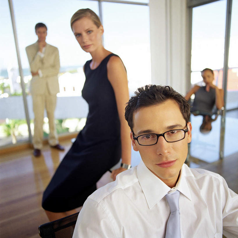 西方人,四个人,同事,商务人士,商务男性,商务女性,办公室,站,坐,方图,室内,白天,正面,衬衫,成功,合作,团队,集体,信心,窗户,家具,落地窗,桌子,欧洲,非洲,黑人,欧洲人,撑,套装,朦胧,模糊,眼镜,办公桌,托腮,注视,队伍,玻璃窗,观察,看,托,站着,观看,察看,领导,成就,关注,托下巴,商务装,合伙,领袖,近视眼镜,工薪阶层,办公家具,男人,男性,年轻男性,年轻女性,女人,女性,白种人,非洲人,白领,上班族,站立,坐着,半身,彩图,衬衣