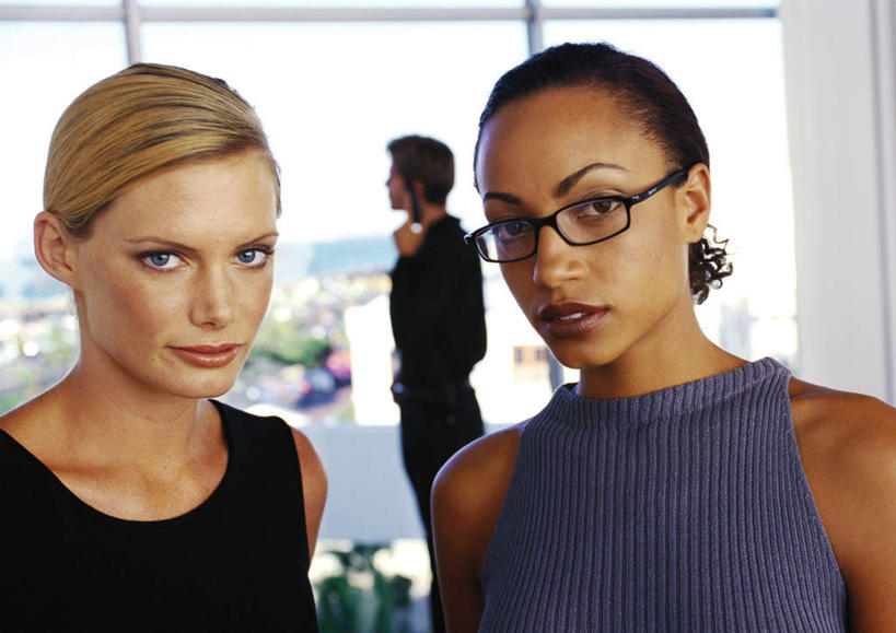 西方人,脸,头,脸颊,三个人,同事,商务人士,商务男性,商务女性,站,横图,室内,特写,白天,正面,衬衫,成功,合作,团队,集体,信心,窗户,落地窗,欧洲,非洲,黑人,欧洲人,套装,朦胧,模糊,队伍,玻璃窗,站着,领导,成就,商务装,合伙,领袖,工薪阶层,男人,男性,年轻男性,年轻女性,女人,女性,白种人,非洲人,头部,脸部,脸蛋,面部,白领,上班族,站立,半身,彩图,衬衣