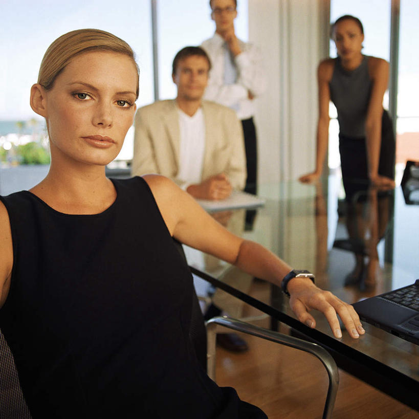 西方人,四个人,同事,商务人士,商务男性,商务女性,办公室,站,方图,室内,白天,正面,衬衫,成功,合作,团队,集体,信心,电脑,笔记本电脑,窗户,家具,落地窗,桌子,椅子,欧洲,非洲,黑人,欧洲人,撑,套装,朦胧,模糊,网络,办公桌,通讯设备,队伍,玻璃窗,会议椅,站着,办公椅,无线,领导,撑着,成就,通信设备,商务装,无线网络,合伙,领袖,无线上网,便携式电脑,工薪阶层,办公家具,商务椅,培训椅,手提电脑,男人,男性,年轻男性,年轻女性,女人,女性,白种人,非洲人,白领,上班族,站立,半身,彩图,衬衣